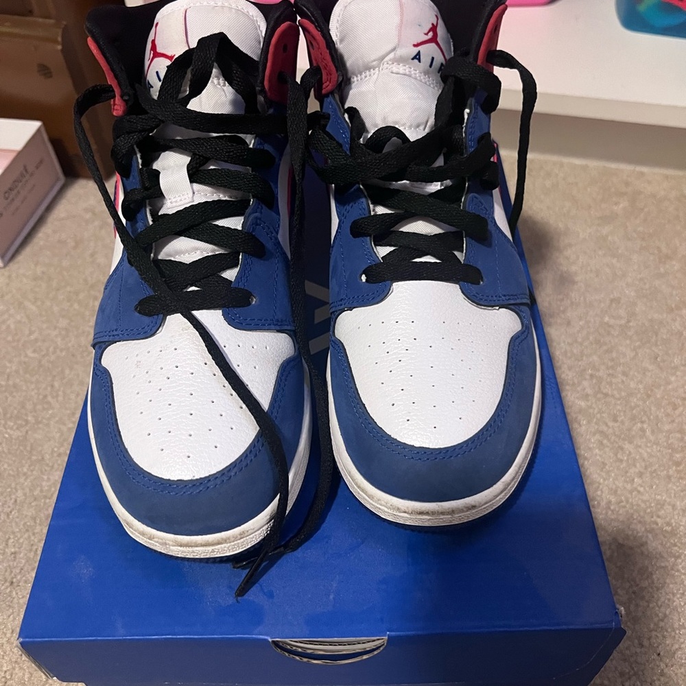 Brand new Nike Giannis shoes. Only worn outside for pictures